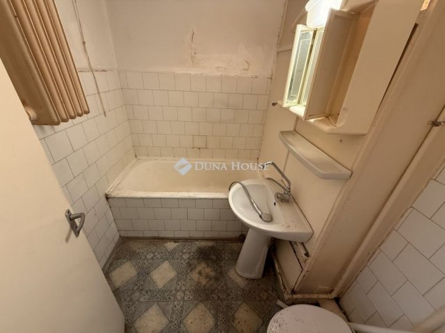 Eladó panellakás, Pécsett 31.9 M Ft, 2 szobás