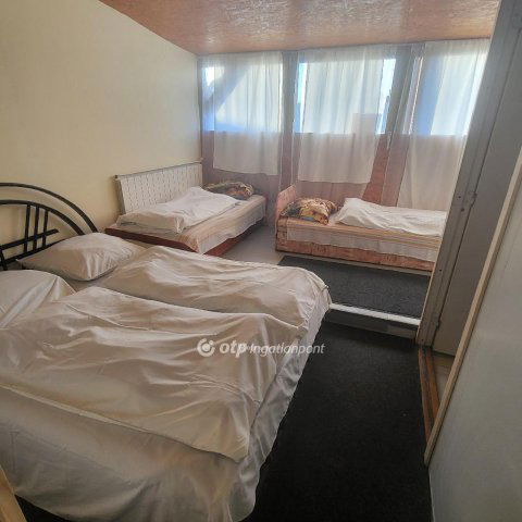 Eladó sorház, Mikepércsen 799 M Ft, 40 szobás