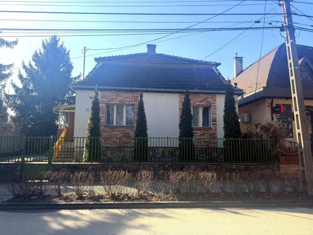 Eladó családi ház, Komáromban 64.99 M Ft, 2 szobás