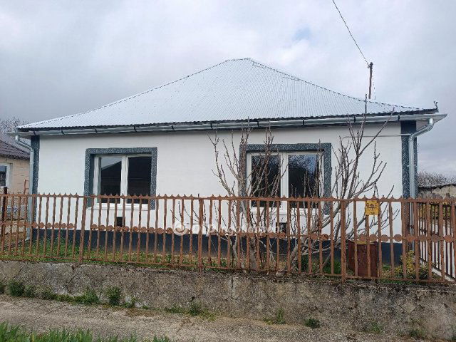 Eladó családi ház, Komorón 20.2 M Ft, 2 szobás