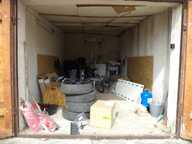 Eladó garázs, Várpalotán, Hóvirág utcában 6.8 M Ft