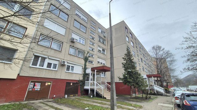 Eladó panellakás, Kecskeméten 38.5 M Ft, 2 szobás