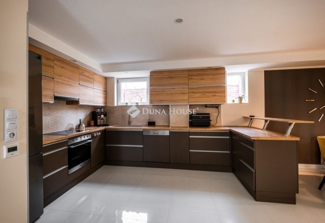 Eladó családi ház, Balatonalmádiban 250 M Ft, 5 szobás