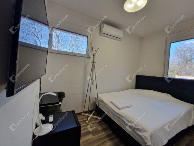 Eladó hotel, Komáromban 782 M Ft, 28 szobás