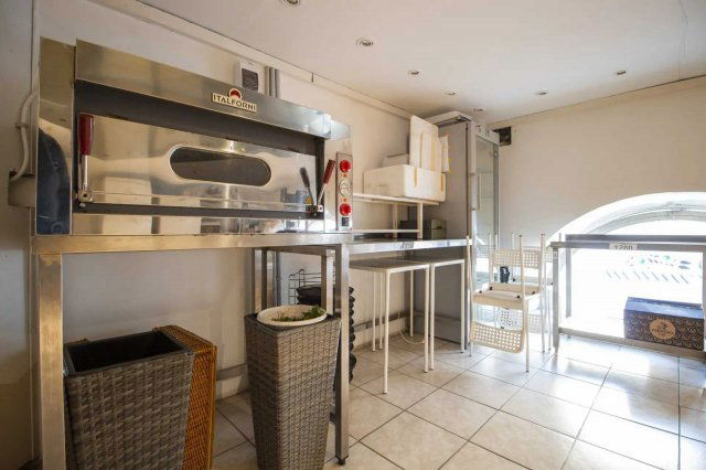 Eladó üzlethelyiség, V. kerületben, Szent István körúton