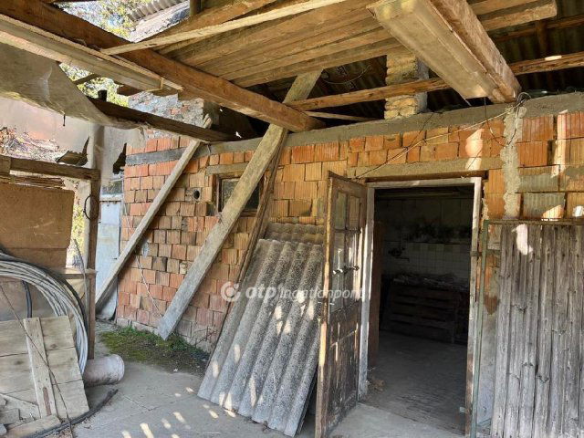 Eladó családi ház, Szekszárdon 29.999 M Ft, 1 szobás