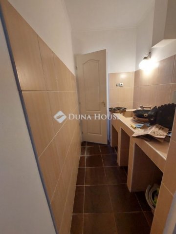 Eladó téglalakás, Baján 99.99 M Ft, 7 szobás