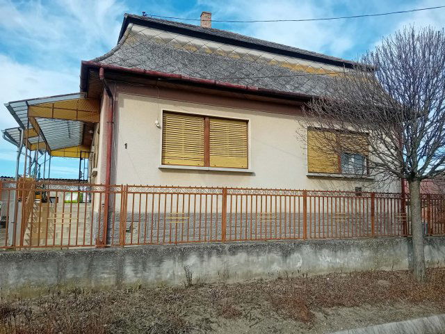 Eladó családi ház, Turán 49 M Ft, 4 szobás