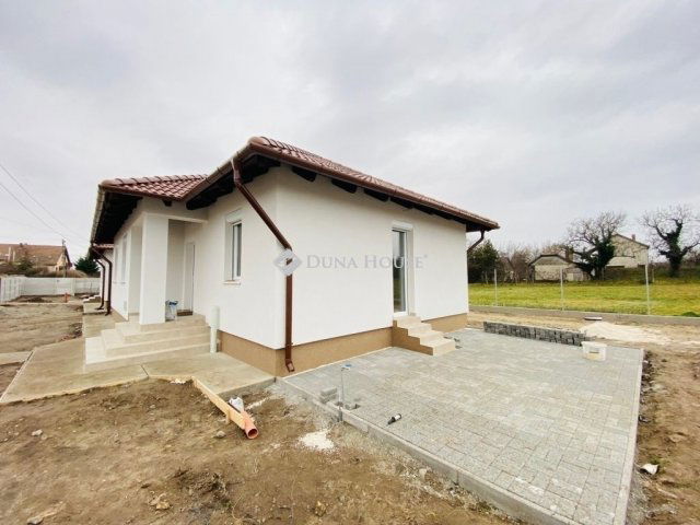 Eladó ikerház, Monoron 82 M Ft, 4 szobás / költözzbe.hu