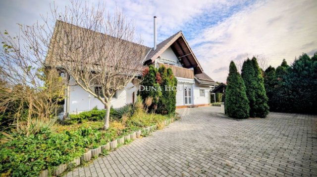 Eladó családi ház, Szántódon 109.5 M Ft, 6 szobás