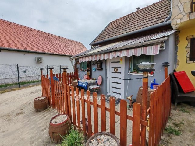 Eladó családi ház, Tökön 16.5 M Ft, 2 szobás