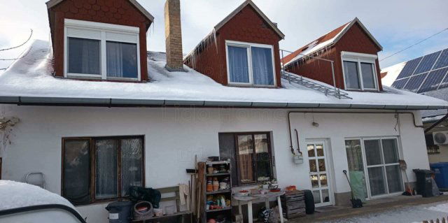 Eladó családi ház, Pécsett 79.99 M Ft, 4 szobás