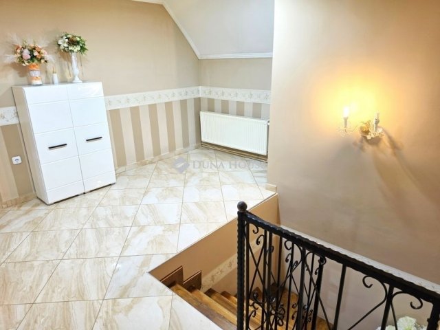 Eladó családi ház, Pécsett 89.9 M Ft, 7 szobás