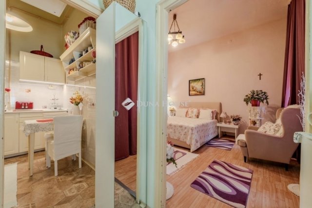 Eladó téglalakás, Budapesten, VI. kerületben 74 M Ft, 1 szobás