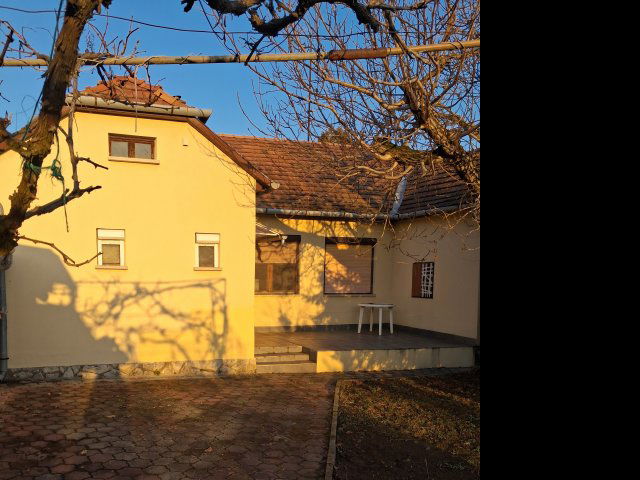 Eladó családi ház, Pécsett 79.9 M Ft, 4 szobás