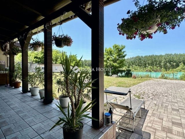 Eladó családi ház, Pécsett 105 M Ft, 6 szobás