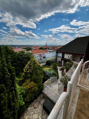 Eladó családi ház, Pécsett 269.9 M Ft, 7+1 szobás
