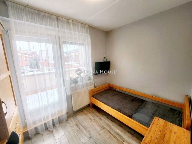 Eladó téglalakás, Pécsett 69.9 M Ft, 3 szobás