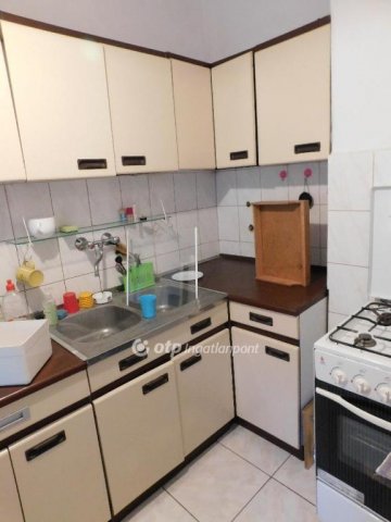 Eladó családi ház, Pécsett 299 M Ft, 9 szobás