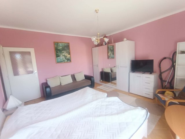 Kiadó téglalakás, albérlet, Komlón, Pécsi úton 100 E Ft / hó