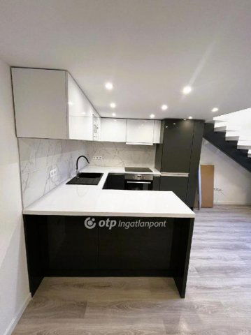 Eladó téglalakás, Budapesten, VI. kerületben 85.9 M Ft, 2 szobás