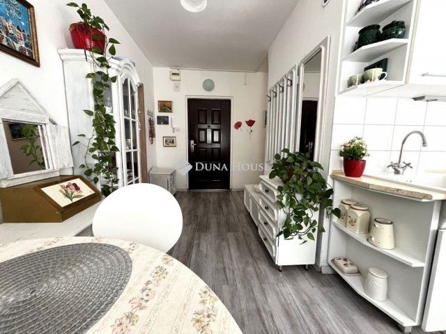 Eladó panellakás, Veszprémben 64 M Ft, 4 szobás