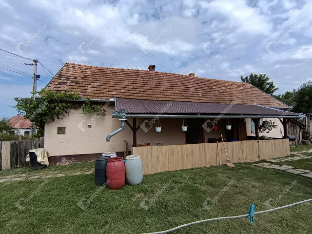 Eladó családi ház, Segesden 14.9 M Ft, 2 szobás