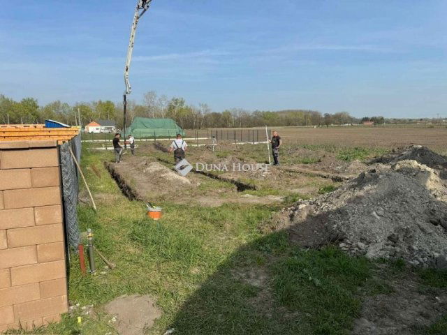 Eladó családi ház, Szigetbecsén 89.9 M Ft, 5 szobás