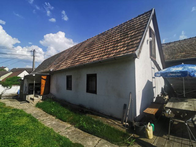 Eladó családi ház, Tatán 38 M Ft, 2 szobás