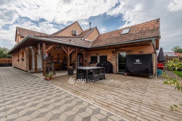 Eladó családi ház, Velencén 179.9 M Ft, 4 szobás