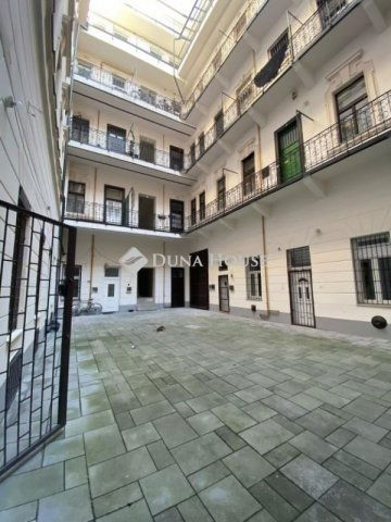 Eladó téglalakás, Budapesten, VI. kerületben 65.9 M Ft, 1 szobás