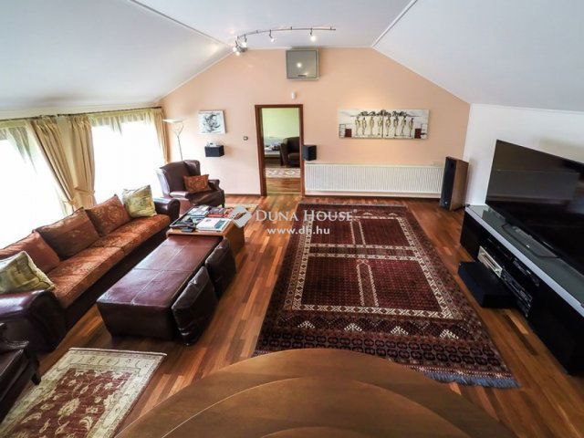 Eladó családi ház, Orosházán 1241.6 M Ft, 10 szobás