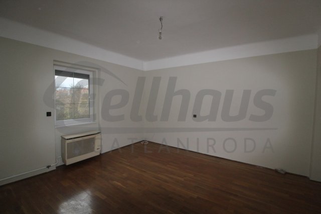 Eladó téglalakás, Celldömölkön 29.99 M Ft, 3 szobás