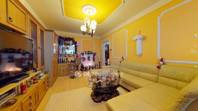 Eladó panellakás, Tiszaújvárosban 35 M Ft, 1+2 szobás