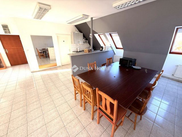 Eladó téglalakás, Győrött 99.5 M Ft, 5 szobás