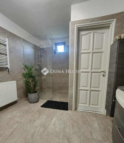 Eladó családi ház, Pécsett 199.9 M Ft, 6 szobás