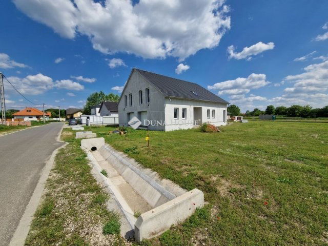 Eladó ikerház, Baján 90 M Ft, 5 szobás / költözzbe.hu