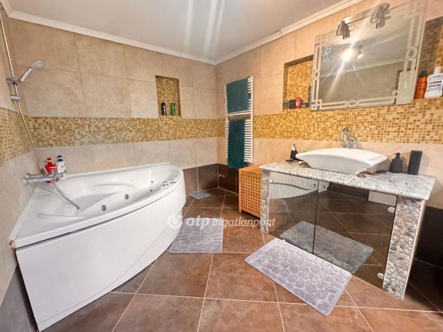 Eladó téglalakás, Pápán 43.9 M Ft, 3 szobás