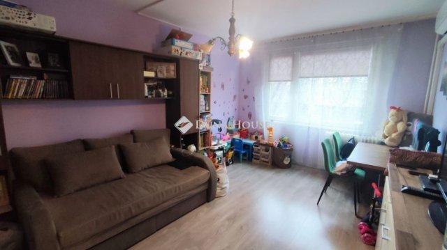 Eladó panellakás, Debrecenben 49.9 M Ft, 2 szobás