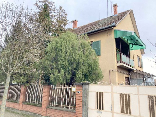 Eladó családi ház, Makón 83 M Ft, 6 szobás