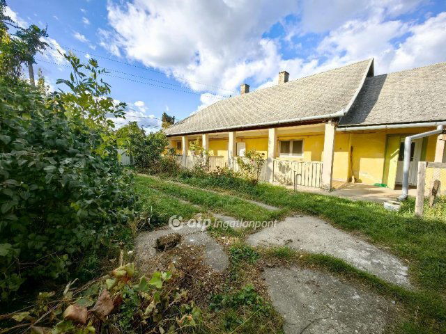 Eladó családi ház, Karcagon 11.7 M Ft, 2 szobás