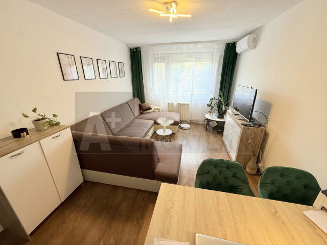 Eladó panellakás, Szegeden 56.9 M Ft, 3 szobás