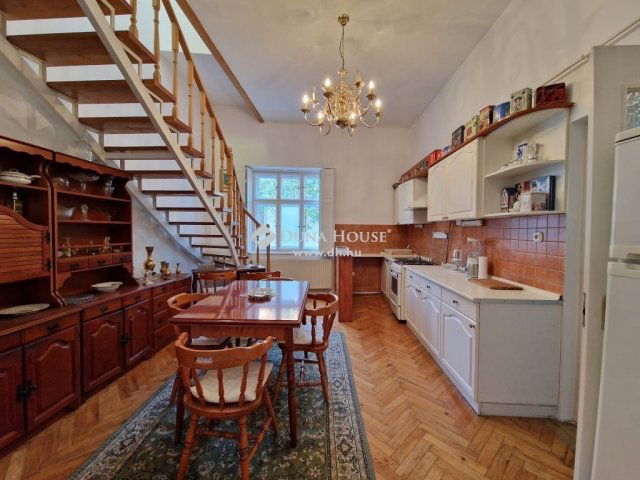 Eladó családi ház, Kecskeméten 125 M Ft, 10 szobás