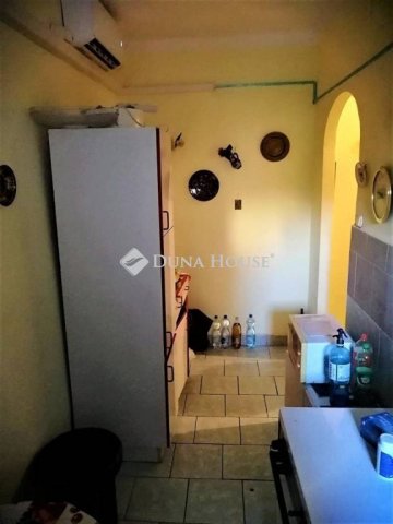 Eladó téglalakás, Komlón, Zrínyi téren 13.5 M Ft, 2 szobás