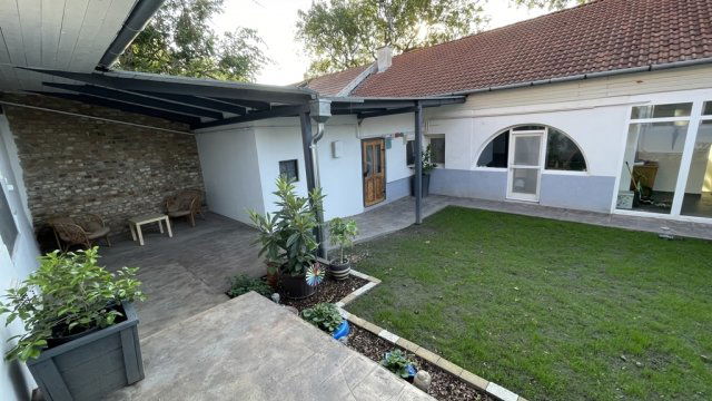 Eladó családi ház, Pécsett 95 M Ft, 5 szobás