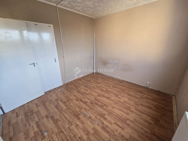 Eladó panellakás, Várpalotán 43.5 M Ft, 3 szobás
