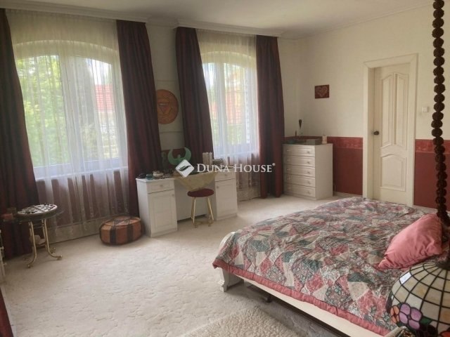 Eladó családi ház, Vácon 275 M Ft, 8 szobás