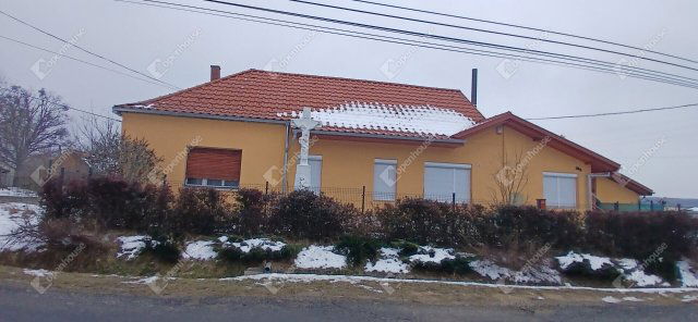 Eladó családi ház, Kiskutason 24.9 M Ft, 4 szobás
