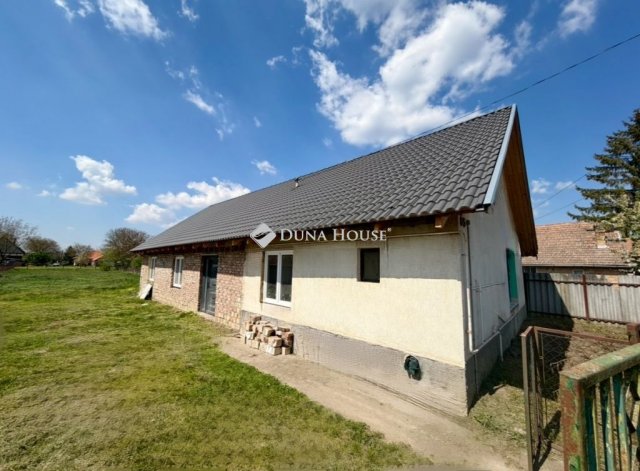 Eladó családi ház, Cecén 21.9 M Ft, 4 szobás