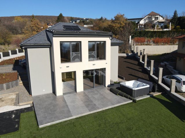 Eladó családi ház, Szentendrén 230 M Ft, 3 szobás